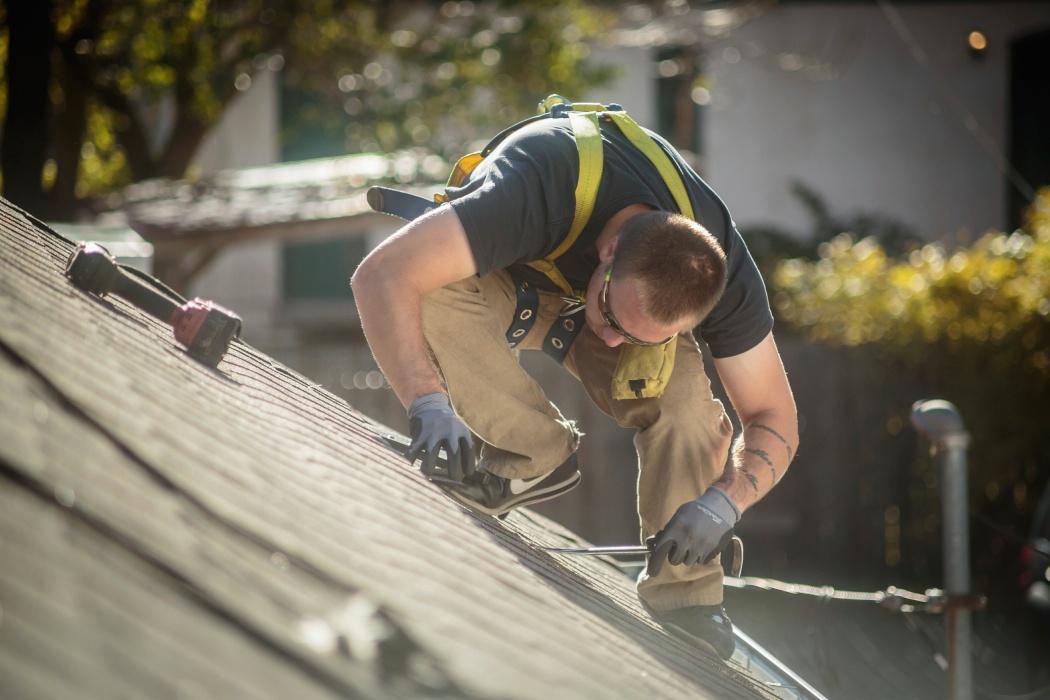 What qualifications do roofers need?